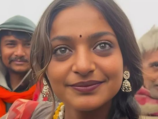 Monalisa Sent Home by Father After Being Harassed by Crowd at Kumbh